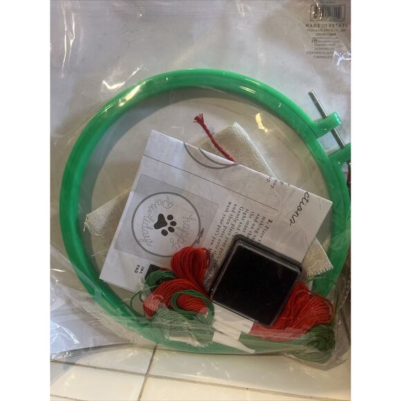 Christmas Holidays Pet Handprint Embroidery Keepsake Kit “Happy Paw-lidays” NIP - Picture 4 of 4